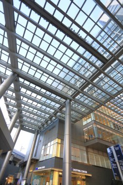 Modern alışveriş merkezinin içi. 