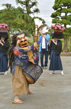 Dans eden insanların parlak kostümler giydiği bir Japon festivali. Nanbu Ryotsuji Aslan Dansı. Japonya 'da Saitama Şehri Tarım Festivali