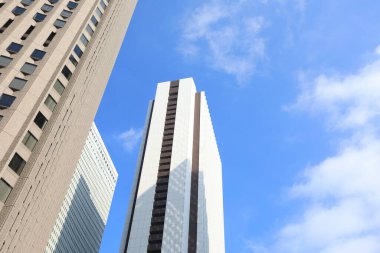 Modern gökdelenler ve mavi gökyüzü 