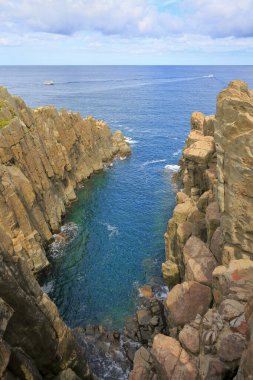 Kayalık sahili olan güzel bir deniz manzarası. Doğa, seyahat.