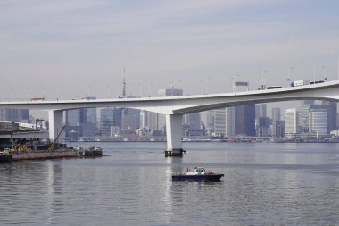 Modern şehir mimarisi, Tokyo, Japonya. Gökyüzü, köprü ve nehir güneşli bir günde 