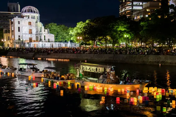 Gözlem Festivali, Shinji Gölü, Matsue, Japonya 'da yüzen renkli fenerler.