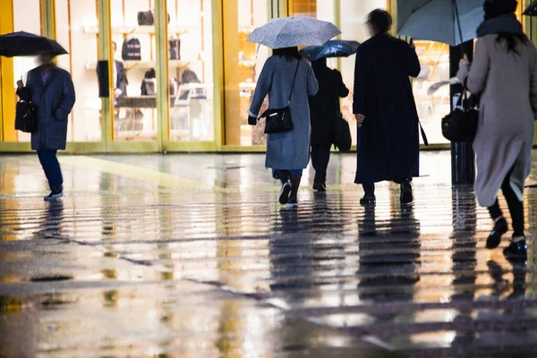 Nsanlar Yağmurlu Bir Havada Sokakta Yürüyorlar — Stok fotoğraf