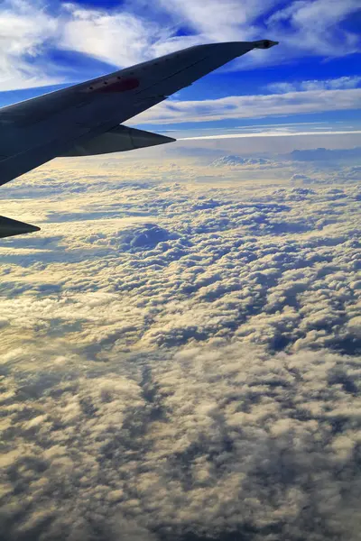 雲の上を飛んでいる飛行機の翼の美しい景色 — ストック写真