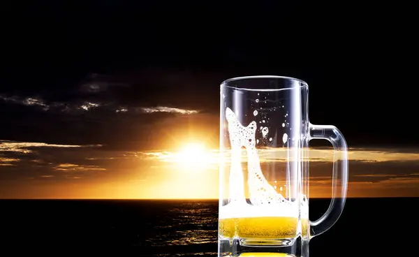Vaso Cerveza Sobre Fondo Del Mar —  Fotos de Stock