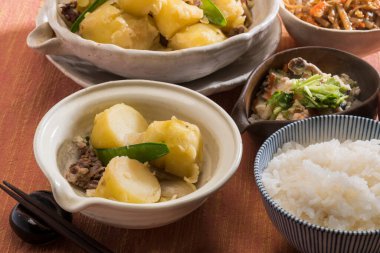 Lezzetli Asya ziyafeti ahşap masada servis edilir