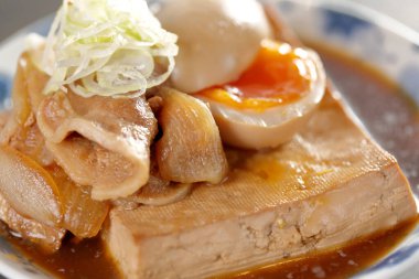 Japon mutfağı. haşlanmış domuz eti, tofu ve yumurta.