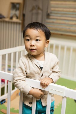 Beşikteki sevimli Asyalı erkek bebek portresi