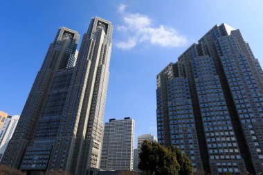 Modern gökdelenler ve mavi gökyüzü 