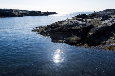 Mavi gökyüzü ile deniz kıyısı manzarası