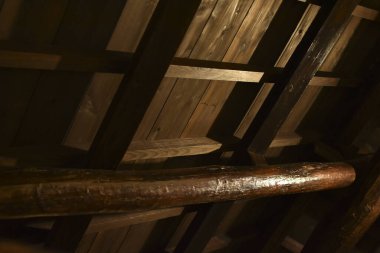 Evin içinde kahverengi ahşap detaylar var.