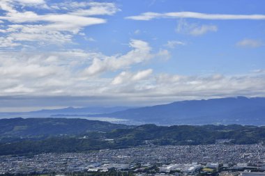 Japonya 'daki Tanzawa Dağları' nın desteklediği bir şehir ve körfez manzarası.