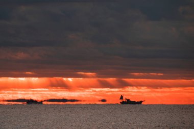 Denizin üzerinde güzel bir gün batımı