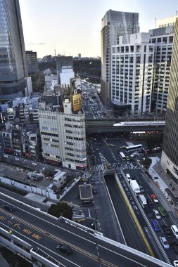 Şehrin yeni mimarisinin çarpıcı profili gün ışığında net bir şekilde oyuluyor..
