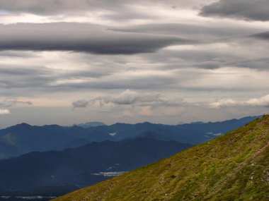 Güzel dağların ve bulutlu gökyüzünün güzel manzarası