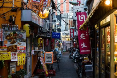 Tokyo, Japonya - 27 Kasım 2018: Japonya 'daki şehir caddesi manzarası 