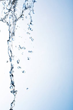 Değişken ışık arkaplanına temiz su dökülüyor