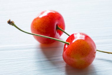 beyaz zemin üzerine kırmızı taze kiraz 