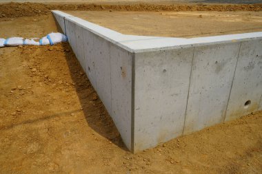 Kahverengi toprak inşaat sahasının beton temeli