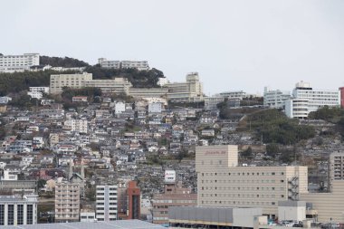 Modern şehir mimarisi ile çevrili şehir binalarının havadan görünüşü