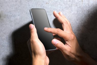 Erkek eli boş ekranlı akıllı telefonu tutuyor. Reklam ve tanıtım tasarım konsepti