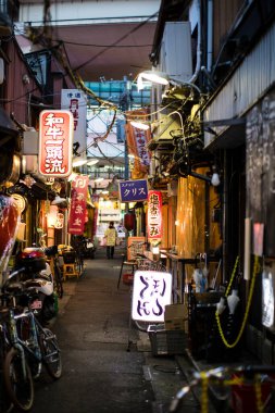 Kyoto 'daki geleneksel Japon caddesi manzarası