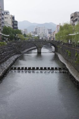Japonya 'nın Nagasaki kentindeki Megane Köprüsü (Spectacles Bridge) Nakashima Nehri üzerindedir. 