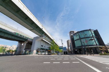 Osaka Metro Kujo İstasyonu ve Hanshin Kujo Tren İstasyonu