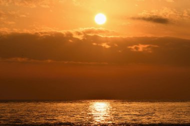 Deniz manzarası üzerinde güzel bir gün batımı 