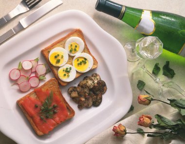 Masaya yakından bakan leziz bir aşçı.