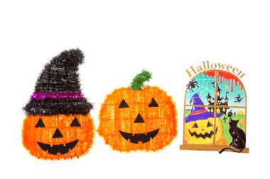 Cadılar bayramı balkabağı ve şapka beyaza izole edilmiş.