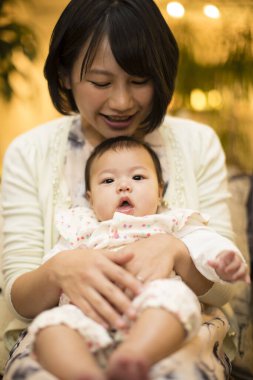 Mutlu Asyalı anne ve tatlı bebeği