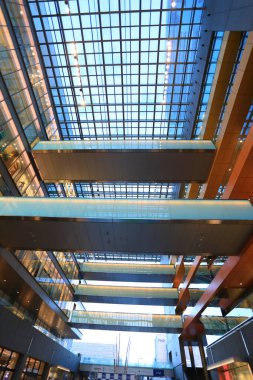 Modern alışveriş merkezinin içi. 