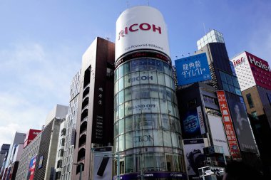Ginza, Chuo bölgesi, Tokyo. modern binalar ve ev ön cephelerinde reklamlar