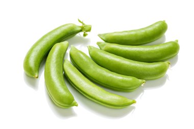 Beyaz arkaplanda yeşil fasulye.