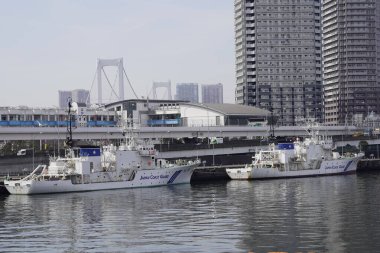 İki devriye botu şehir binalarının yakınına yanaştı ve suya yansıdı.