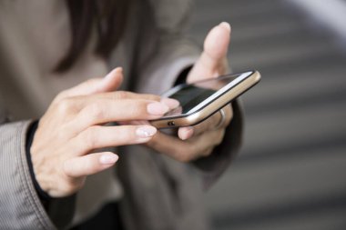 Cep telefonu kullaranarak genç kadın yakın çekim