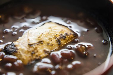 Lezzetli Asya yemeklerinin yakın görüntüsü. Haşlanmış fasulye ve tofu.