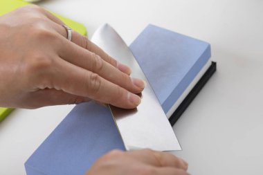 Bıçağı keskinleştiren kişinin ellerinde yakın çekim görüntüsü