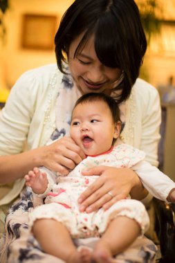 Mutlu Japon anne ve kızının portresi.