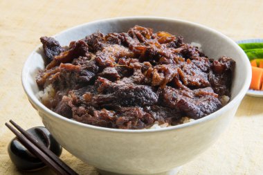 Asya tabağında kızarmış domuz ve pilav.