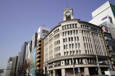 Japonya 'da bir mağaza perakendecisi olan ve Ginza Wako olarak bilinen Wako' nun inşaatı Japonya 'nın Tokyo şehrindeki Ginza alışveriş bölgesinin kalbinde yer almaktadır.