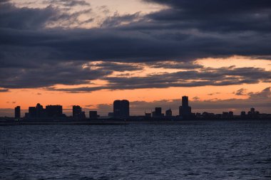 Denizin ve şehrin üzerinde güzel bir gün batımı.... 