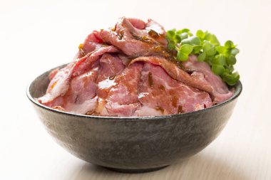 Kasede salata ile dilimlenmiş et. 