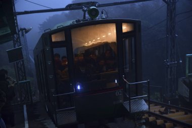 Japonya 'daki dağlardaki teleferiğin akşam manzarası