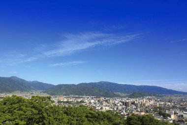 Güneşli bir günde şehir binalarının güzel manzarası 