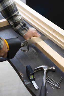 Endüstriyel atölyede çalışan erkek marangozun yakın çekim görüntüsü