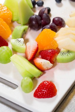 Masadaki meyve salatası. 