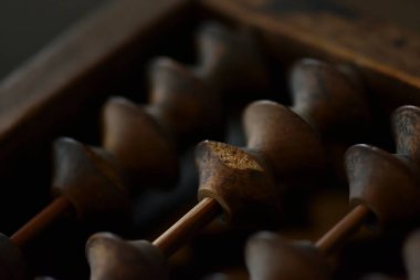 Yakından bakınca eski ahşap abaküs boncuklarının çapraz dinlendiğini görüyoruz.