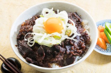 Asya tabağında kızarmış domuz ve pilav.